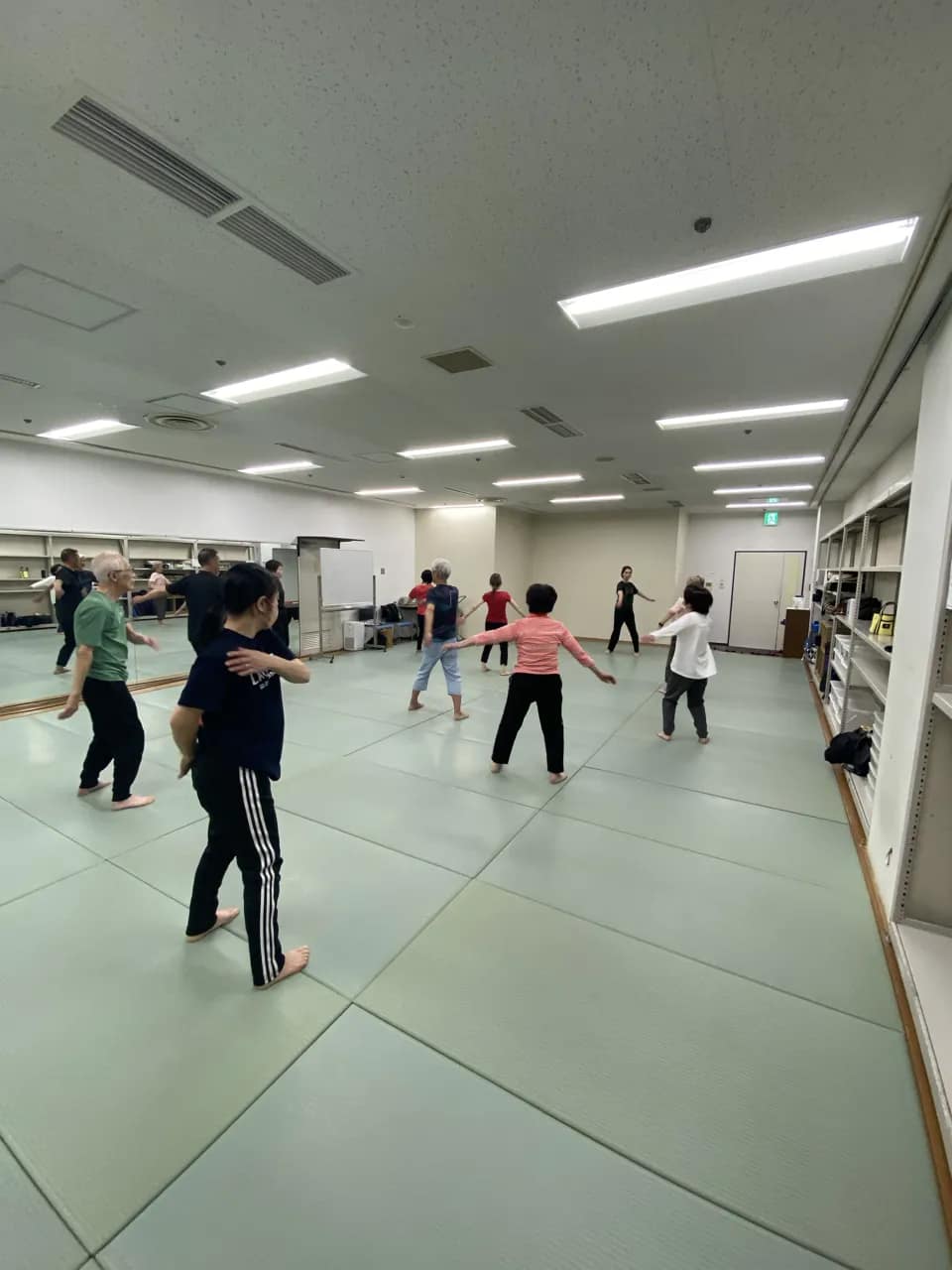 Moving freely with the breath, all generations together. 世代を問わず、のびやかに身体を動かす稽古。