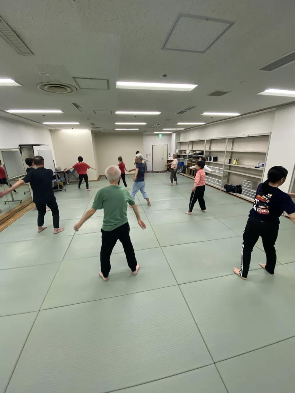 Relaxing the body, breath by breath. 呼吸とともに、ゆったり身体を動かす。