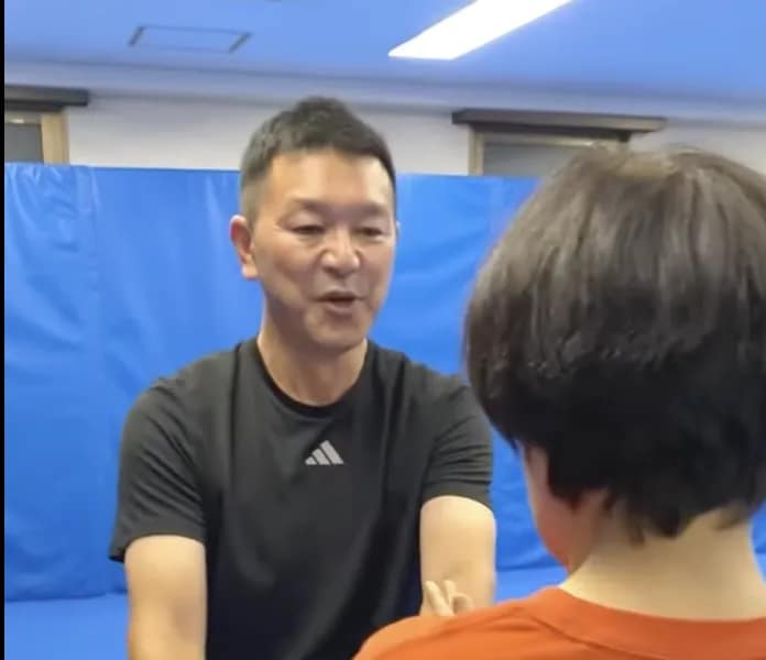 二人一組で、エネルギーを感じ合う「対気」。