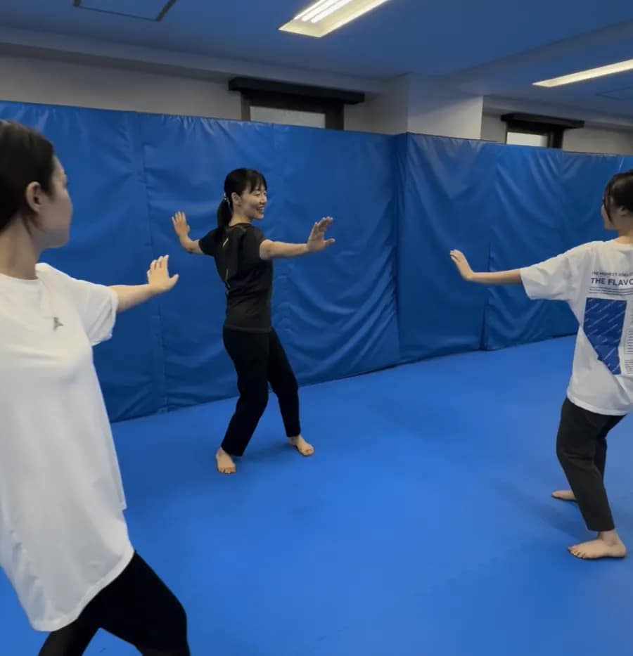 呼吸とともに、ゆったり身体を動かす基本の稽古。