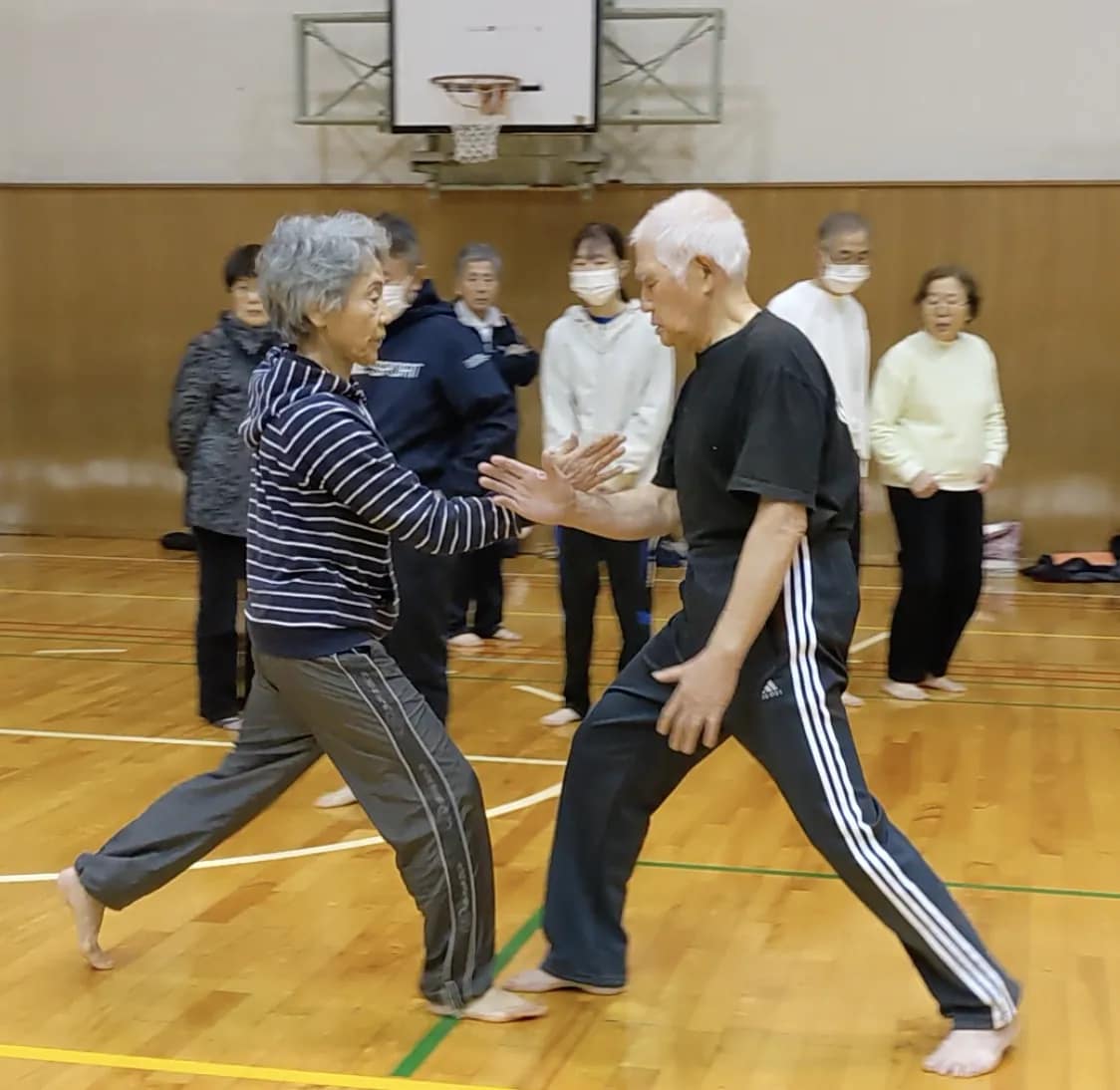 二人一組で、エネルギーを感じ合う「対気」。