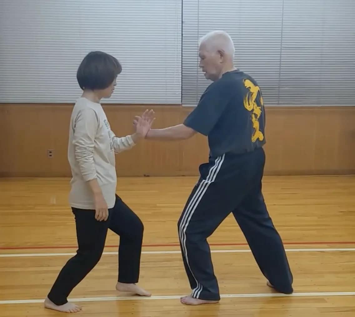 奈良先生とともに、ていねいに稽古を深める。