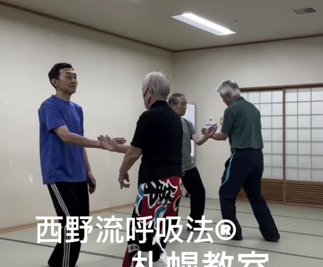 二人一組で行う、札幌教室の「対気」の稽古。